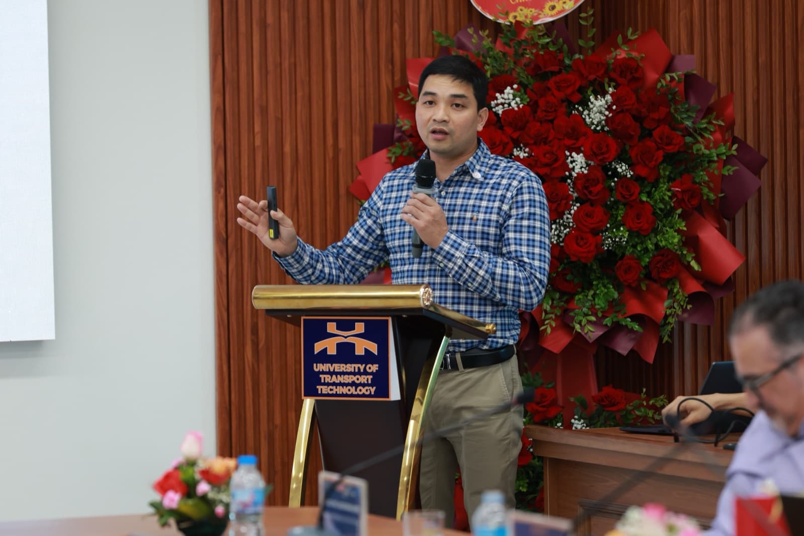 Speaker presenting during the materials and structures session