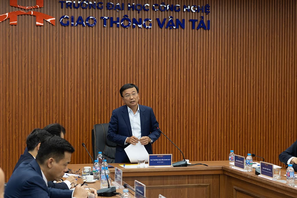 Deputy Minister of Construction visits UTT to discuss high-speed railway workforce development